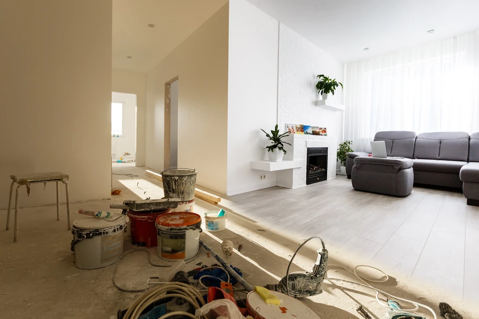 Chantier de rénovation intérieure montrant la transition entre zone en travaux et espace achevé