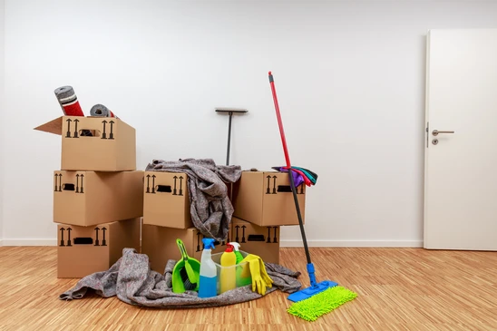 Int&eacute;rieur d'appartement vide avec cartons de d&eacute;m&eacute;nagement empil&eacute;s contre mur blanc