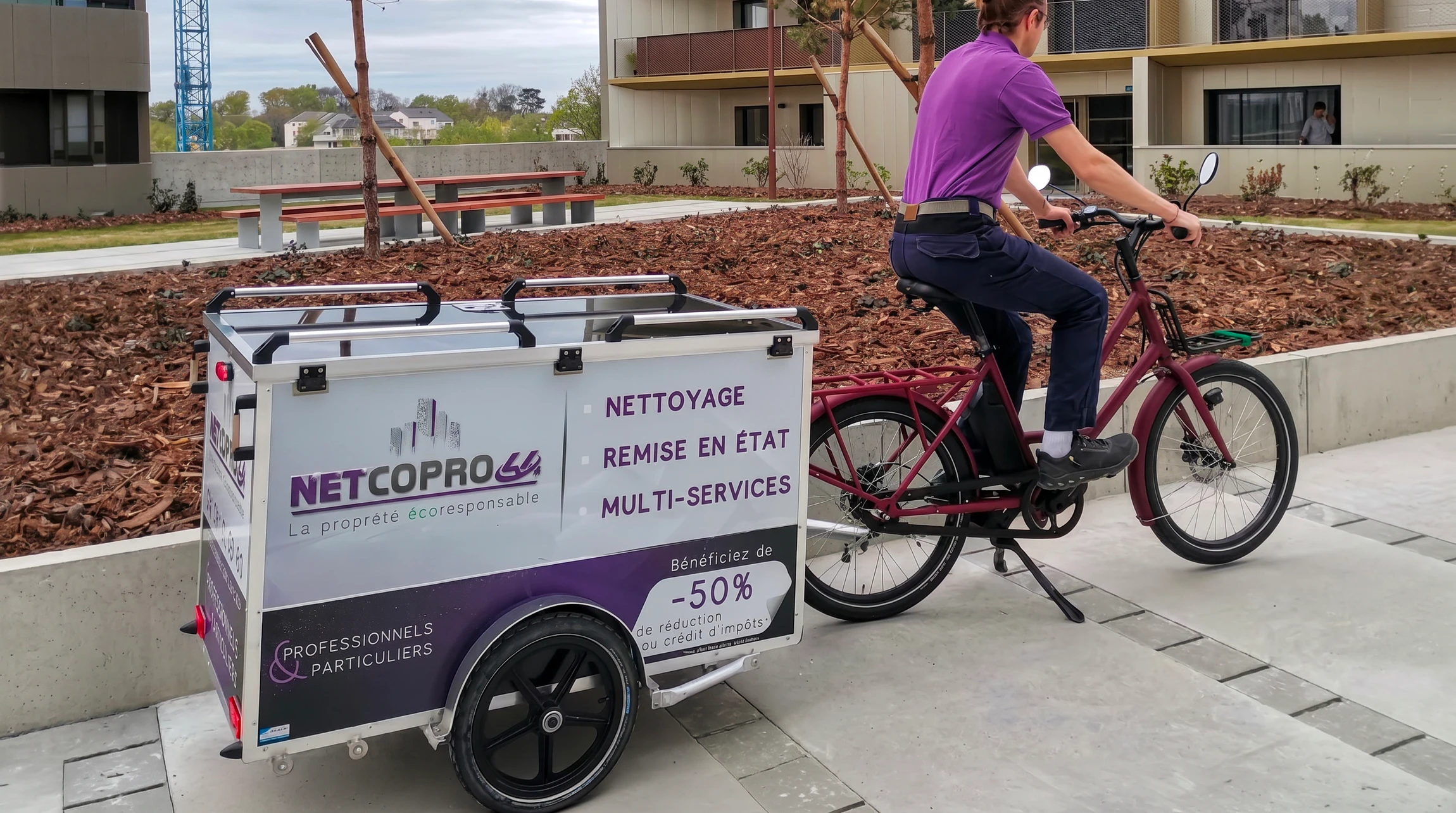 Rang&eacute;e de v&eacute;los en libre-service align&eacute;s dans une station urbaine ext&eacute;rieure