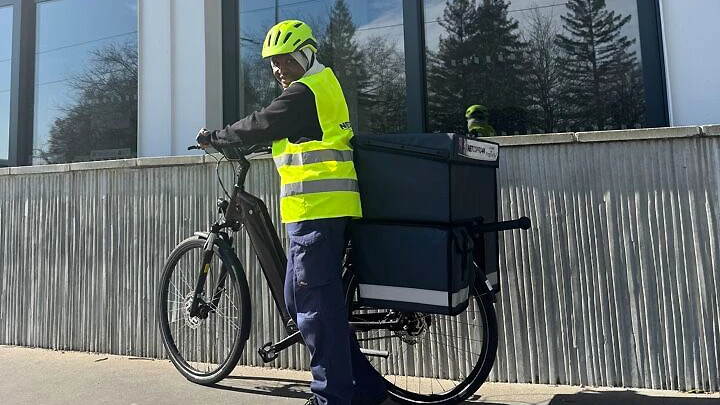 Rang&eacute;e de v&eacute;los en libre-service align&eacute;s dans une station urbaine ext&eacute;rieure