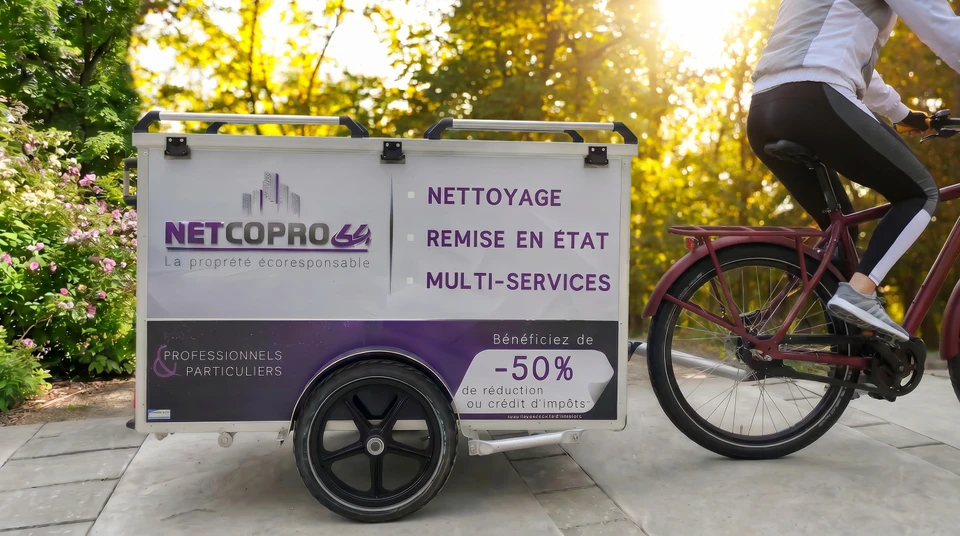 Agent de nettoyage professionnel à vélo devant un immeuble d'habitation, équipé de matériel de nettoyage adapté et sécurisé sur le vélo, préparant son intervention dans les parties communes. L'image doit montrer clairement le vélo comme moyen de déplacement écologique, l'agent en tenue professionnelle, et un immeuble résidentiel en arrière-plan.